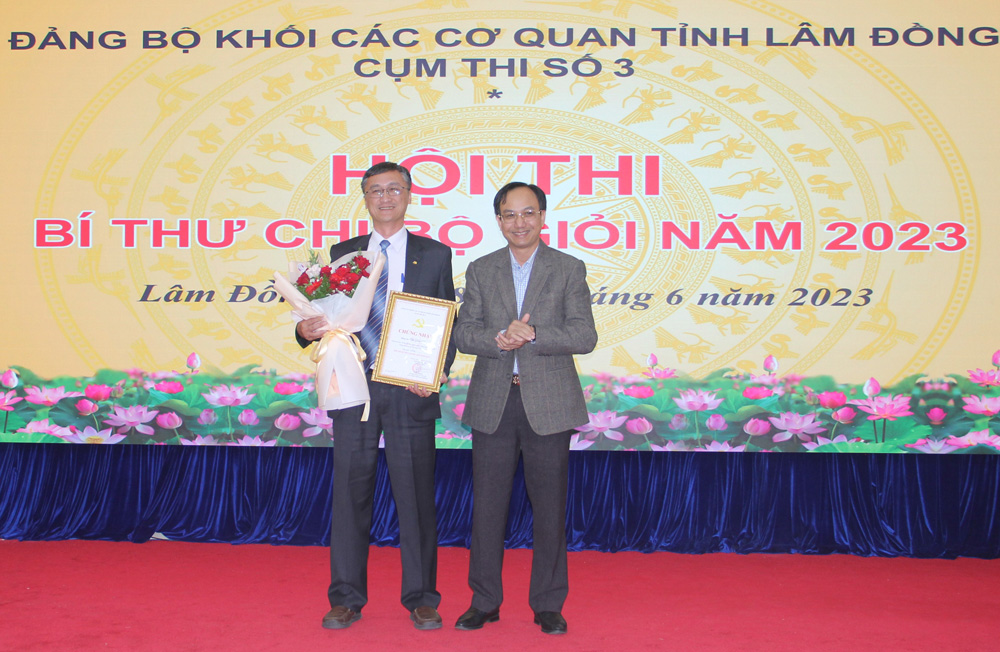 Trao giải nhì cho thí sinh