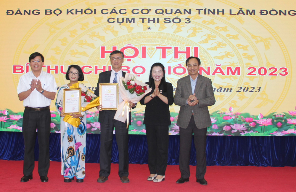 Tặng hoa chúc mừng 2 thí sinh được chọn tham gia Hội thi cấp Đảng uỷ Khối các cơ quan tỉnh