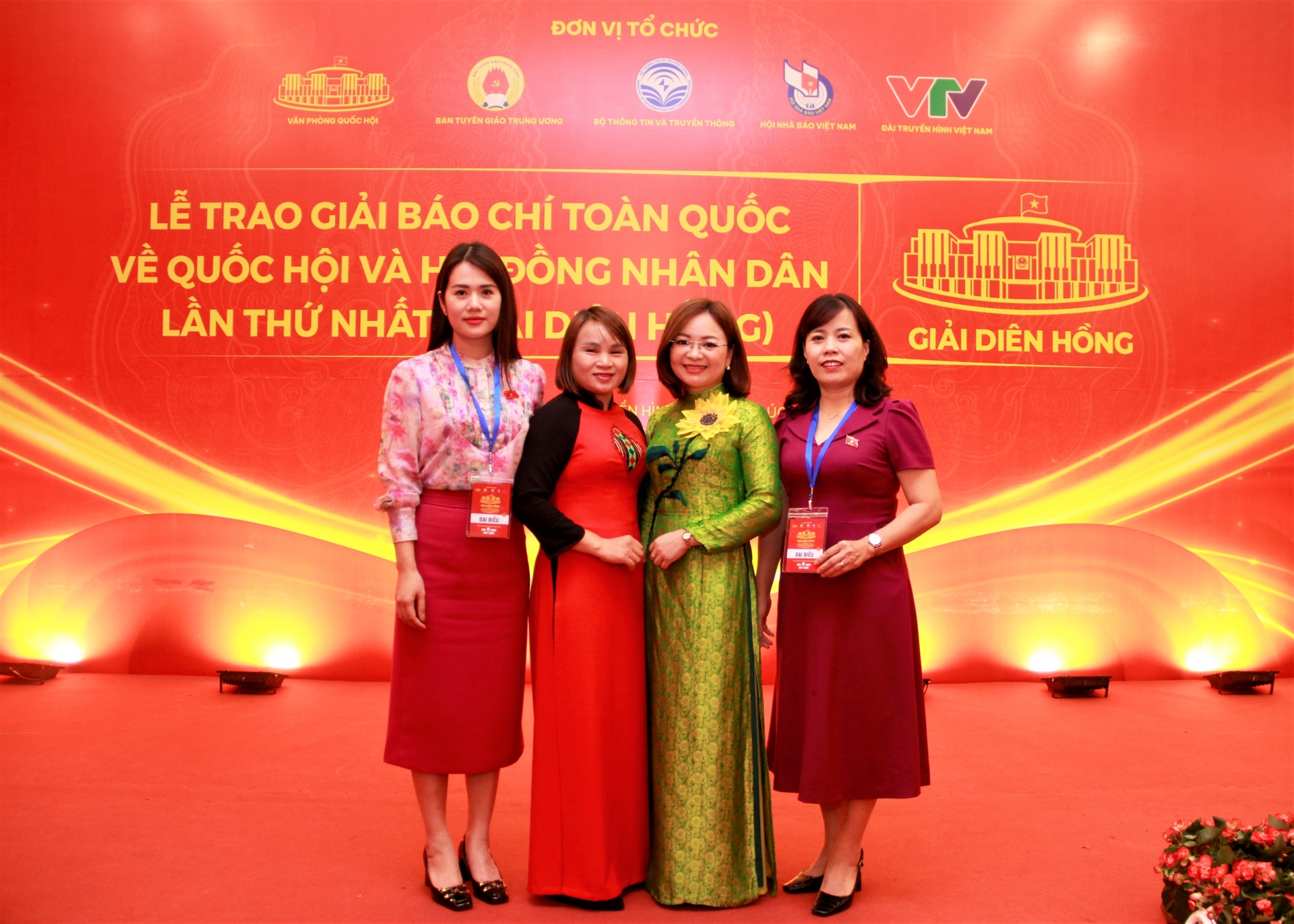 Phó Đoàn chuyên trách Đoàn ĐBQH khóa XV tỉnh Hà Giang Lý Thị Lan và Đại biểu Quốc hội Vương Thị Hương chụp ảnh cùng nhóm tác giả Báo Hà Giang đoạt giải.