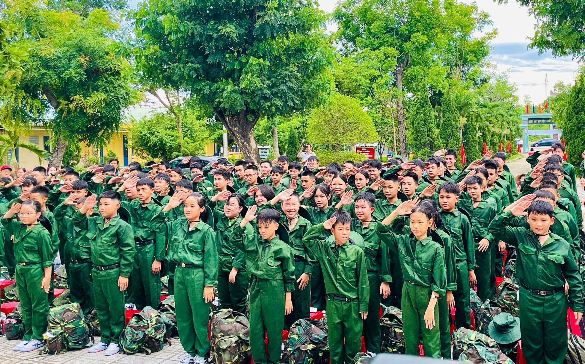 Thanh thiếu niên phấn khởi tham gia Học kỳ quân đội. Ảnh: D.T