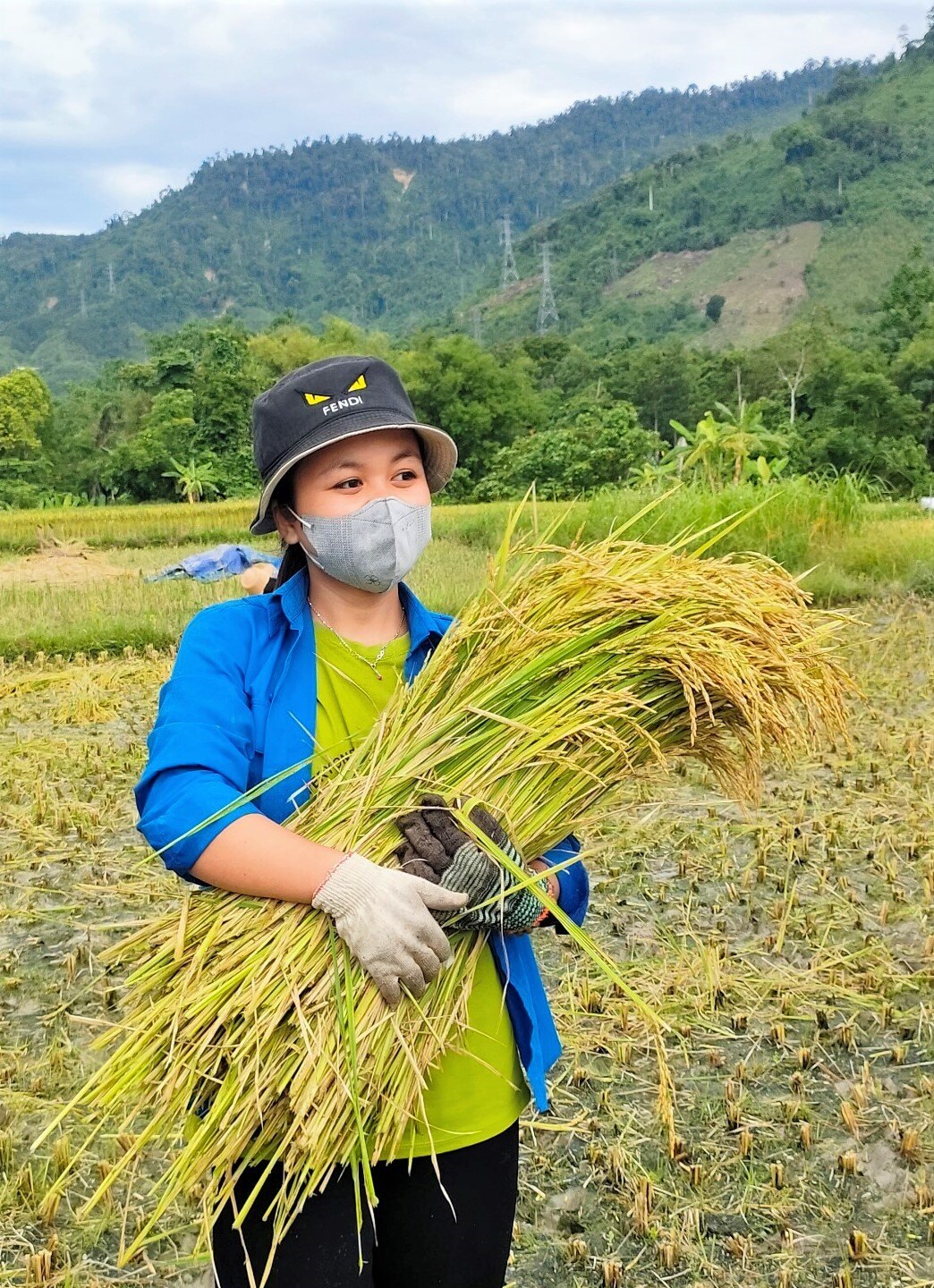 Một nữ thanh niên “tạo dáng“, tạo nên khoảnh khắc lao động mang đầy sức trẻ.  Ảnh: Đ.N