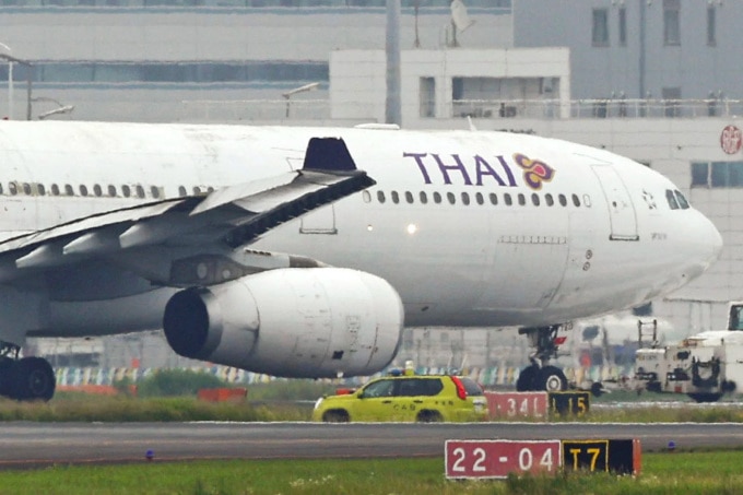 Đầu cánh máy bay của hãng Thai Airways bị hỏng sau va chạm ở sân bay Haneda. Ảnh: Kyodo