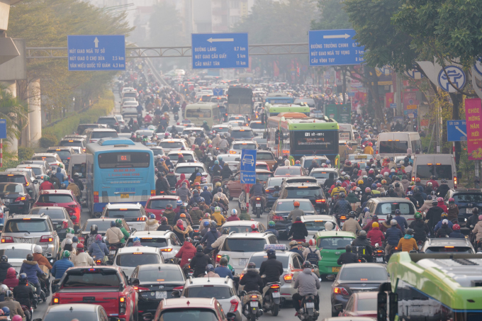 Ùn tắc tại Hà Nội tuần đầu người dân đi làm trở lại sau Tết Quý Mão 2023, ngày 30/1. Ảnh: Ngọc Thành