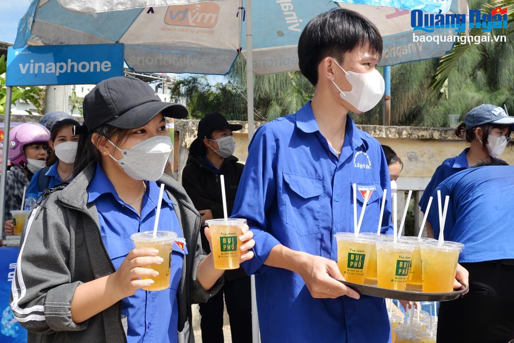 Các tình nguyện viên đều là các học sinh THPT và THCS các trường trên địa bàn thị trấn Châu Ổ. Các em tham gia với mong muốn góp sức mình, giúp giảm bớt căng thẳng cho các thí sinh.