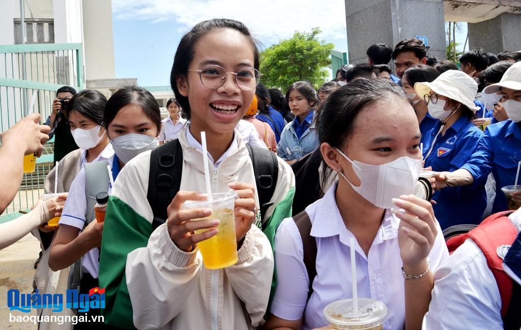 Nụ cười tươi rói của các thí sinh vì đã hoàn thành môn thi Ngữ văn và được tiếp nước miễn phí.