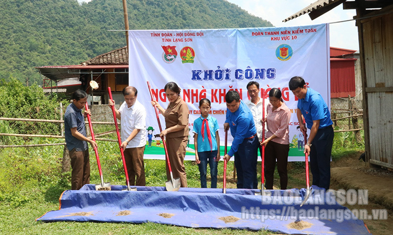 Công tác chuẩn bị lễ đón tại Phủ Chủ tịch chiều 12-12 - Ảnh: NGUYỄN KHÁNH