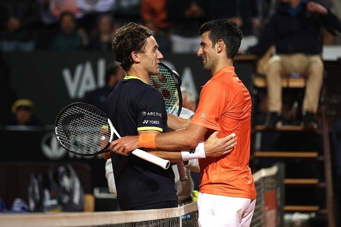 Djokovic (phải) toàn thắng Ruud ở bốn lần chạm trán, trong đó có hai lần ở bán kết Rome Masters. Ảnh: AP