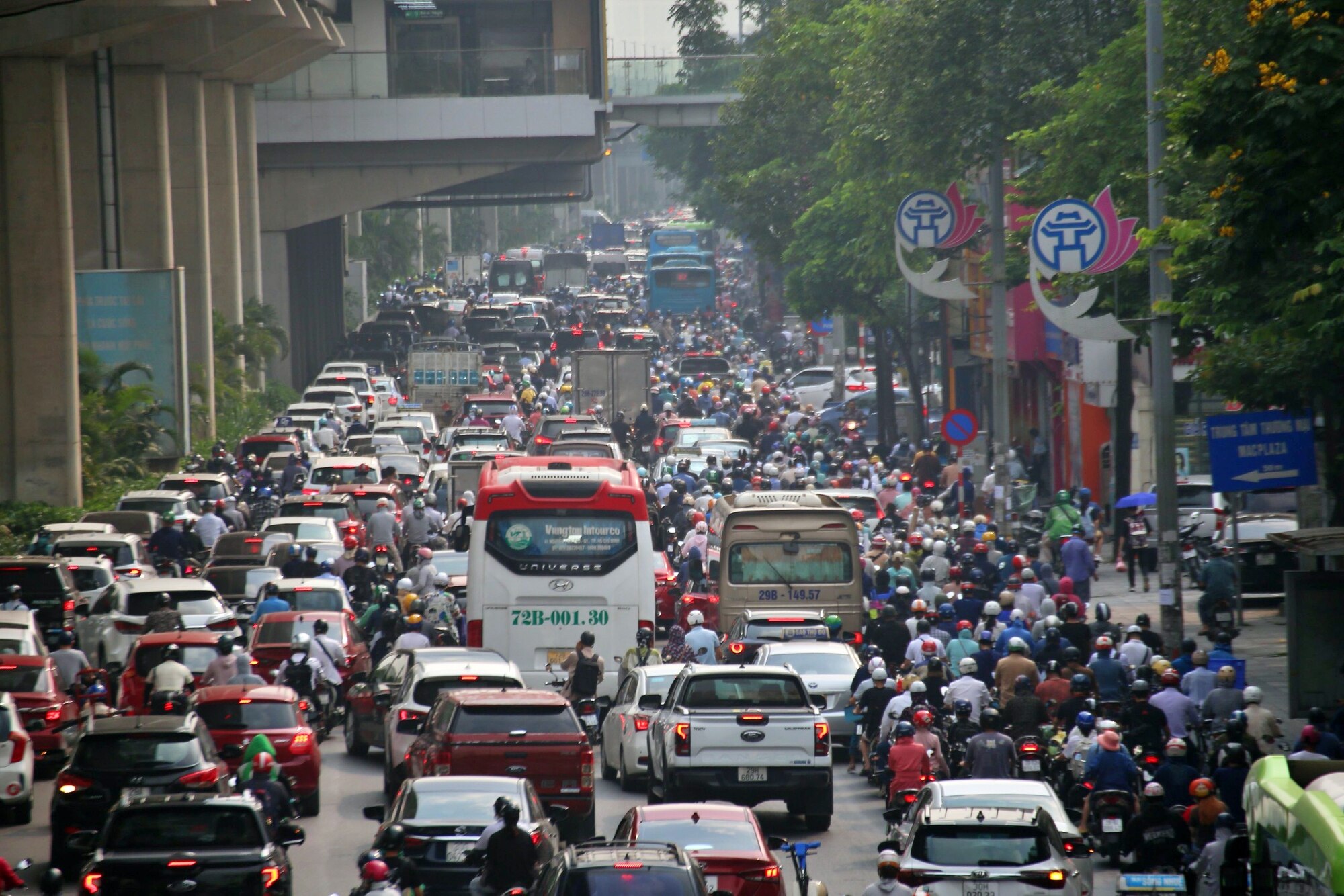 Xuất hiện “lô cốt”, đường Nguyễn Trãi ùn ứ kéo dài giờ cao điểm - Ảnh 8.