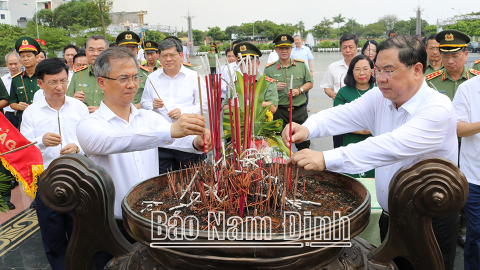 Đồng chí Bí thư Tỉnh ủy Phạm Gia Túc và đại biểu dâng hương tại Tượng đài Tổng Bí thư Trường Chinh.