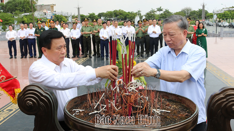 Các đồng chí Uỷ viên Bộ Chính trị: Đại tướng Tô Lâm, Bộ trưởng Bộ Công an; Nguyễn Xuân Thắng,  Chủ tịch Hội đồng Lý luận Trung ương, Giám đốc Học viện Chính trị quốc gia Hồ Chí Minh dâng hương tại Tượng đài Tổng Bí thư Trường Chinh.