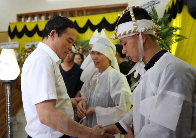 Phó Thủ tướng Trần Lưu Quang thăm, viếng, động viên gia đình các nạn nhân bị tấn công tại Đắk Lắk