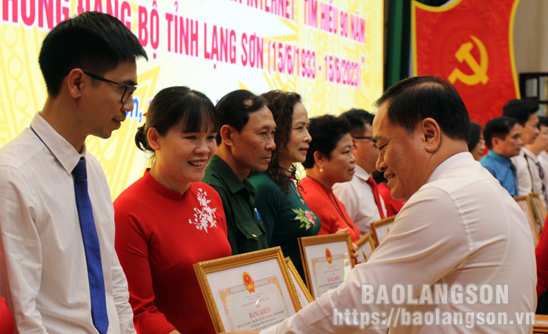 Thủ tướng Phạm Minh Chính đón Tổng bí thư, Chủ tịch Trung Quốc Tập Cận Bình và phu nhân tại sân bay, đây là chuyến thăm Việt Nam thứ ba của ông Tập Cận Bình trên cương vị người đứng đầu Trung Quốc, là chuyến thứ tư nếu tính từ khi ông làm phó chủ tịch nước Trung Quốc