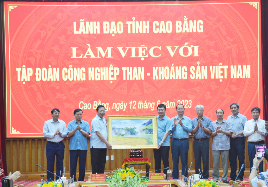 Lãnh đạo tỉnh tặng quà cho Tập đoàn Công nghiệp Than - Khoáng sản Việt Nam.