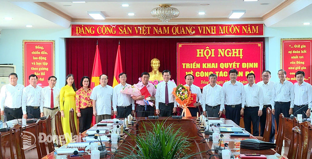 Thường trực Tỉnh ủy và lãnh đạo các đơn vị, địa phương chúc mừng các đồng chí nhận quyết định về công tác cán bộ. Ảnh: Ngọc Thành