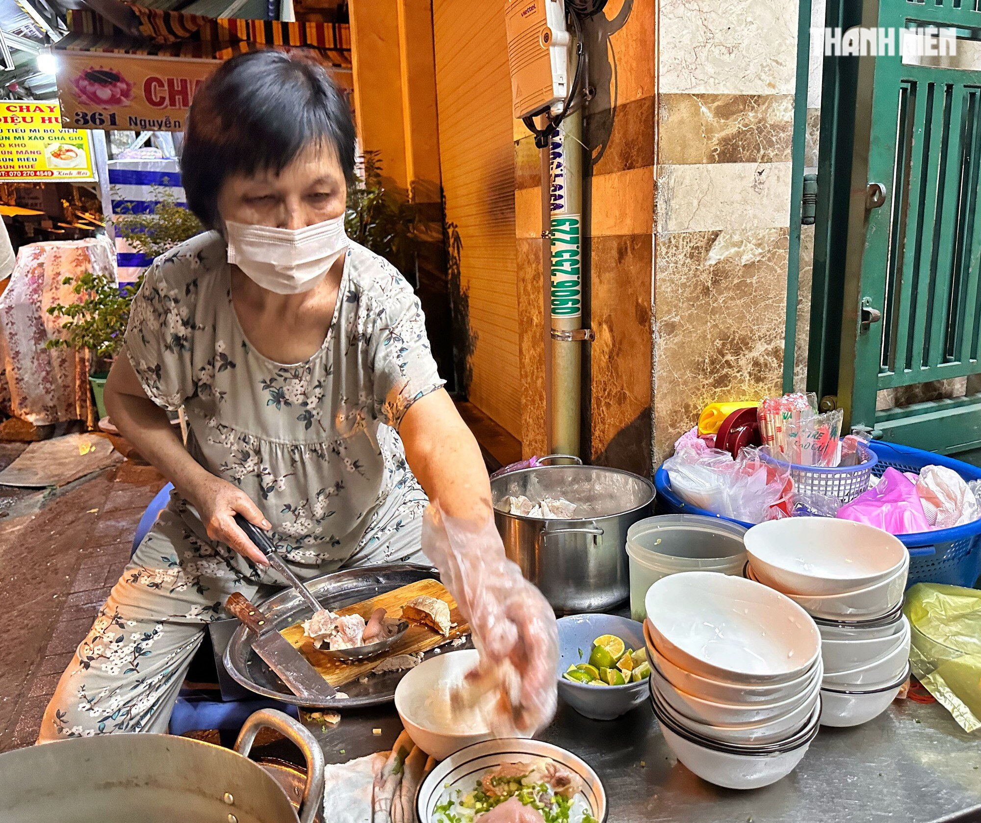 Quán bánh canh độc, lạ TP.HCM bán 3-5 giờ sáng: 1 tiếng hết sạch, từ 5.000 đồng/tô - Ảnh 5.