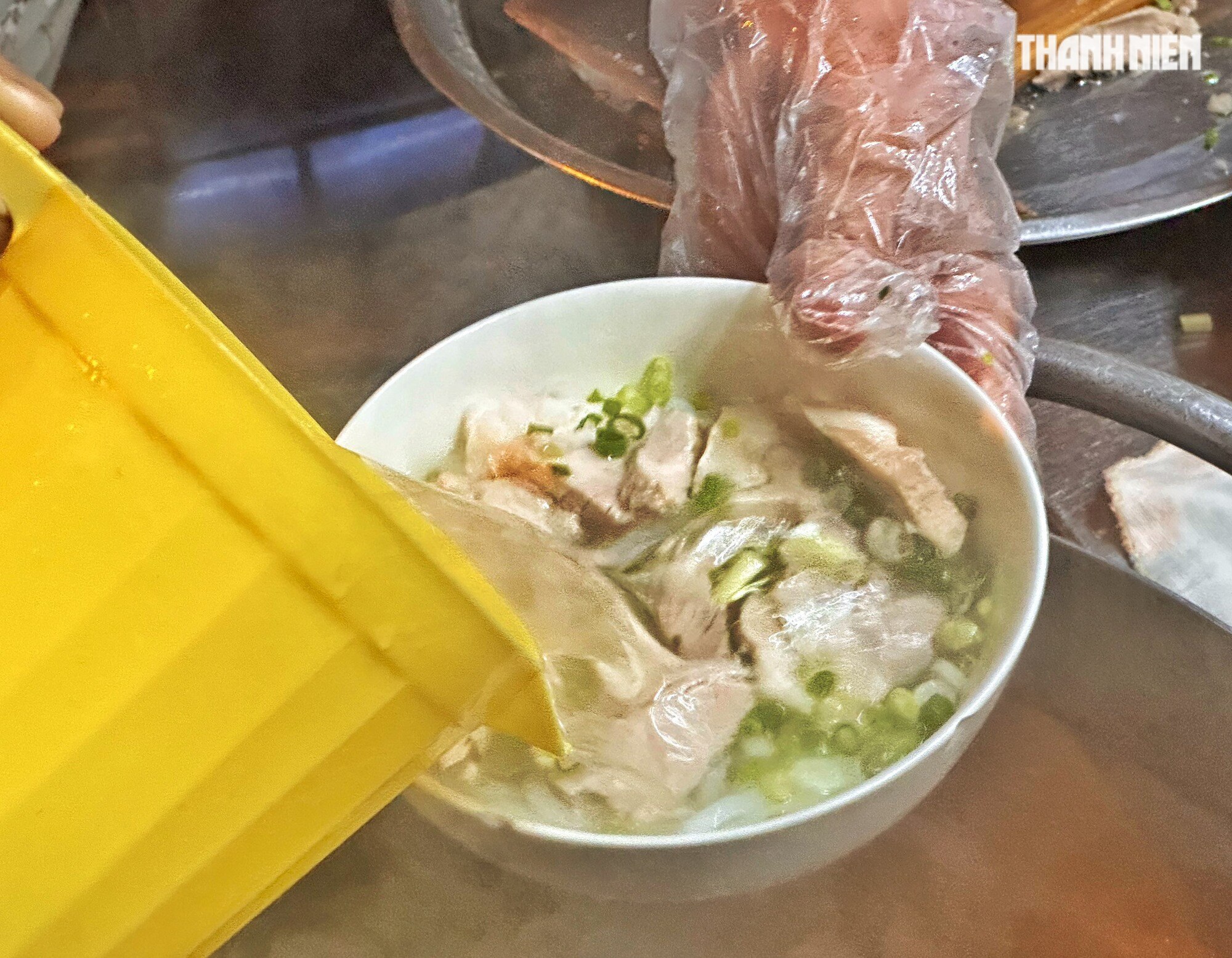 Quán bánh canh độc, lạ TP.HCM bán 3-5 giờ sáng: 1 tiếng hết sạch, từ 5.000 đồng/tô - Ảnh 10.