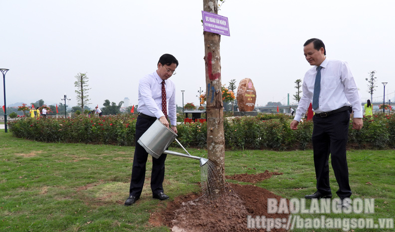 'Cô giáo không tay' Lê Thị Thắm chia sẻ tại lễ trao giải thưởng Thanh niên sống đẹp 2023 - Ảnh: LÂM HẢI