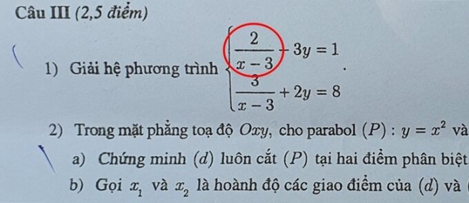 Đề thi môn Toán của Hà Nội bị in mờ khiến học sinh hiểu nhầm thành dấu trừ. Ảnh: Thanh Hằng