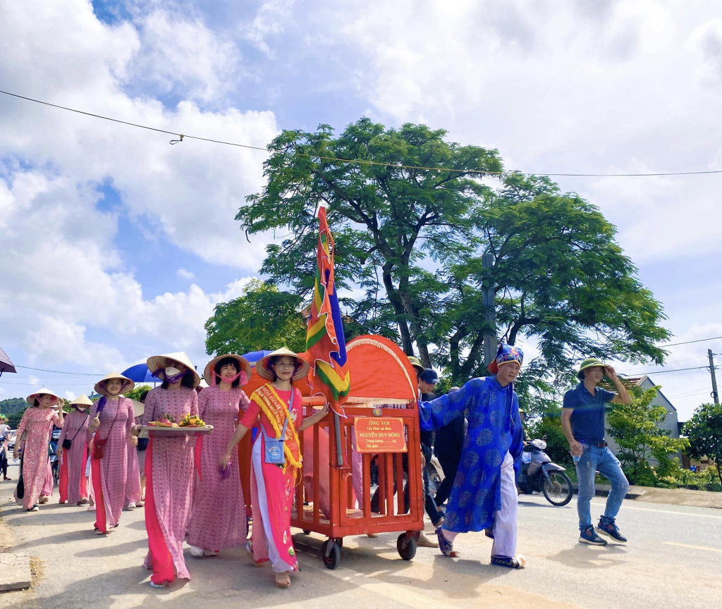 Cùng thời điểm ấy, bên Bình Ngọc cũng diễn ra lễ hội, rước 