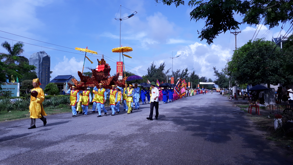 Cần phải nói thêm, vào dịp hội đình Trà Cổ, tại Trà Cổ còn diễn ra một lễ hội khác nữa, đó là lễ hội đình Tràng Vĩ.