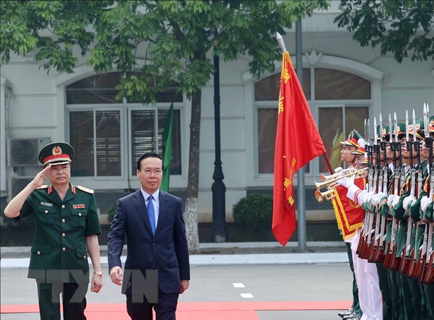 Ủy viên Bộ Chính trị, Chủ tịch nước Võ Văn Thưởng thăm làm việc với Văn phòng Ban Chỉ đạo Phòng thủ dân sự quốc gia Cục cứu hộ, cứu nạn Bộ Tổng tham mưu QĐND Việt Nam. (Ảnh: Thống Nhất/TTXVN)