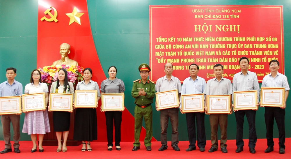 Lãnh đạo Công an tỉnh trao giấy khen cho các tập thể, cá nhân điển hình trong phong trào Toàn dân bảo vệ an ninh Tổ quốc.