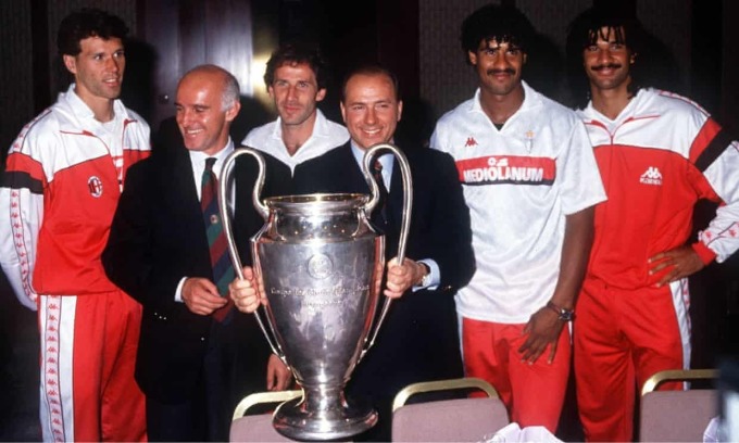 Sacchi (ôm Cup) bên cạnh HLV Sacchi (trái) cùng các cầu thủ Van Basten, Baresi, Rijkaard và Gullit trong bữa tiệc mừng Milan đoạt Cup C1 châu Âu năm 1990. Ảnh: Shutterstock