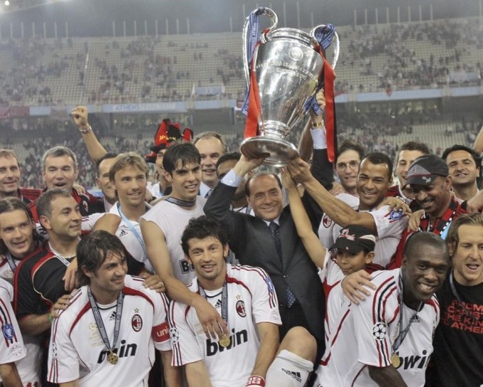 Berlusconi cùng Milan nâng cup vô địch Champions League năm 2007. Ảnh: AFP