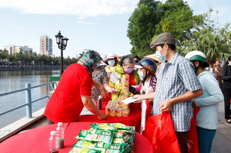 Khách hàng mua sắm tại chợ 0 đồng.