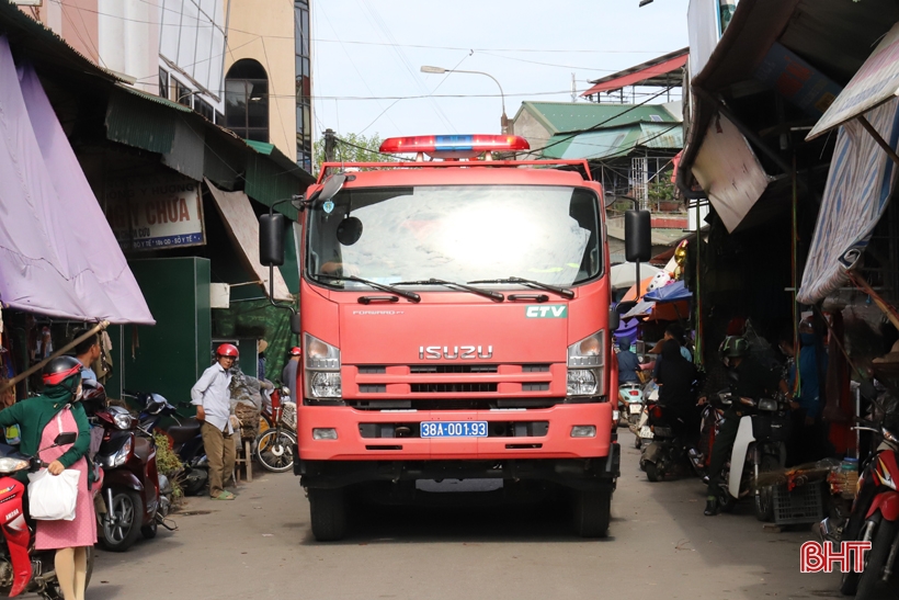 Hơn 50 người tham gia diễn tập phòng cháy, chữa cháy tại chợ Phố Châu