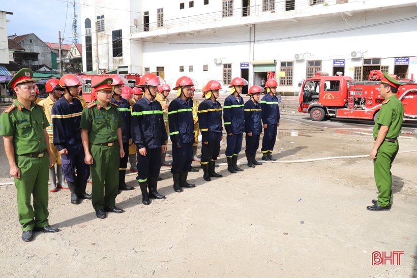 Hơn 50 người tham gia diễn tập phòng cháy, chữa cháy tại chợ Phố Châu