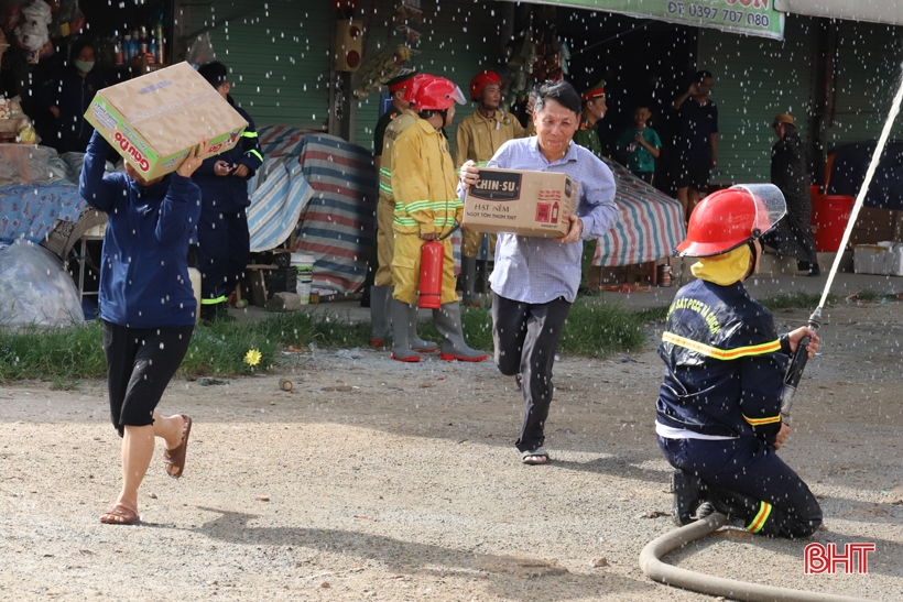 Hơn 50 người tham gia diễn tập phòng cháy, chữa cháy tại chợ Phố Châu