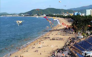 Bãi biển Nha Trang (Khánh Hòa) trong ngày hội thả diều nghệ thuật tại Festival biển Nha Trang.