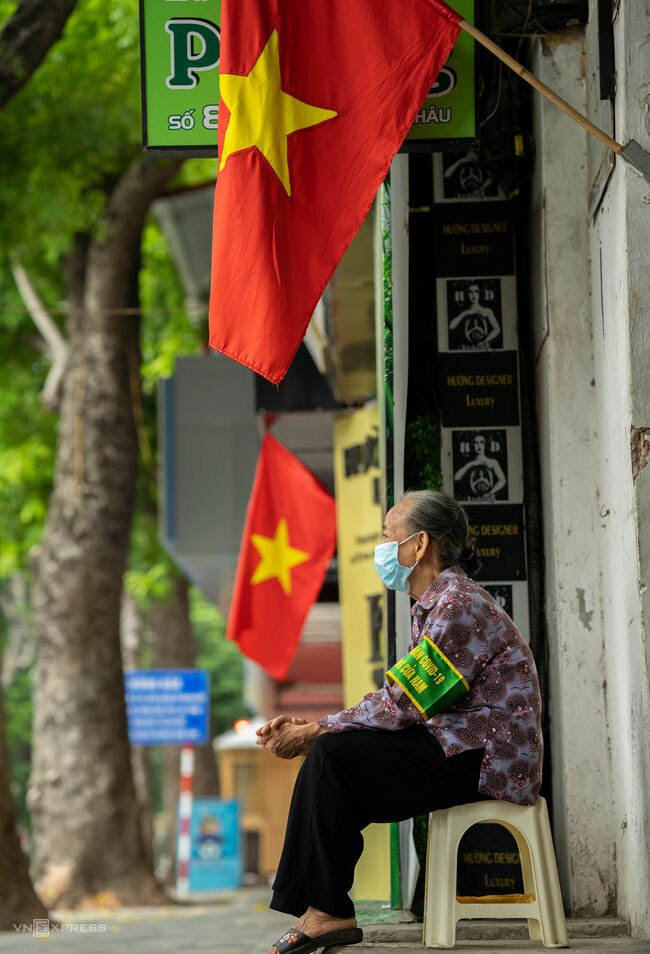 Cán bộ tổ dân phố trước ngõ vùng xanh trên phố Cửa Nam (Hà Nội) hồi cao điểm Covid-19 năm 2021. Ảnh: Phạm Chiểu