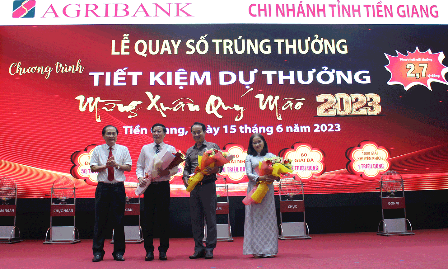 Ông Nguyễn Văn Huỳnh, Giám đốc Agribank Tiền Giang (bìa trái) tặng hoa cho các thành viên Hội đồng giám sát.