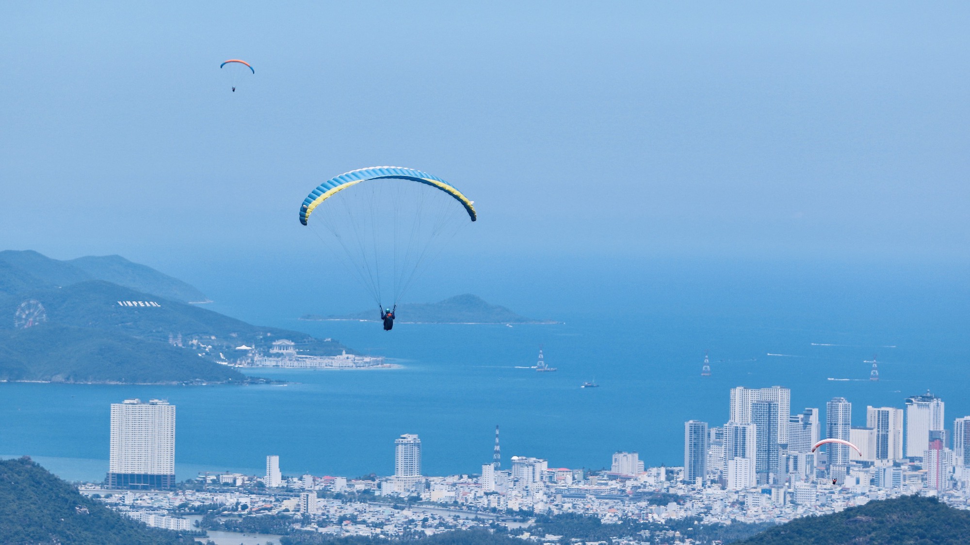 Bay dù lượn ngắm phố biển Nha Trang  - Ảnh 6.