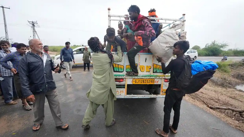 Ấn Độ và Pakistan di dời hơn 100.000 dân trước khi bão Biparjoy đổ bộ ảnh 1