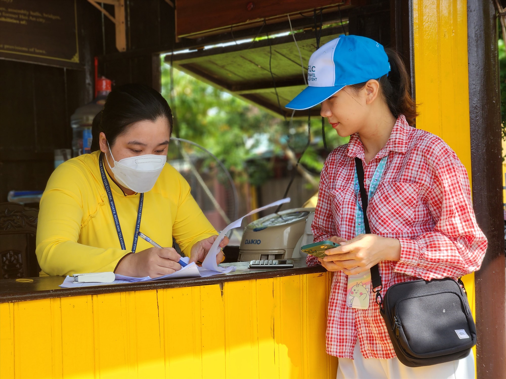 Nguồn thu từ phí tham quan là một trong số các nguồn thu đạt tiến độ dự toán. Ảnh: Q.T