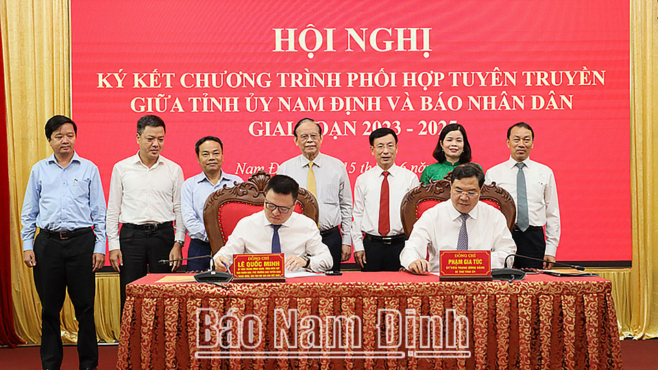 Lãnh đạo tỉnh Nam Định và lãnh đạo Báo Nhân dân ký kết chương trình phối hợp tuyên truyền giai đoạn 2023-2025.