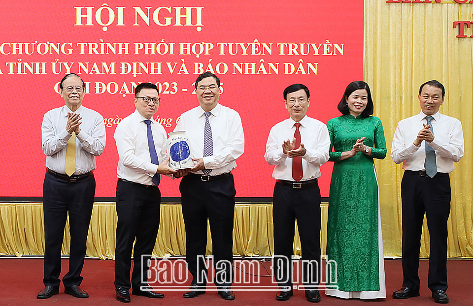 Lãnh đạo Báo Nhân Dân tặng quà lưu niệm các đồng chí lãnh đạo tỉnh. 