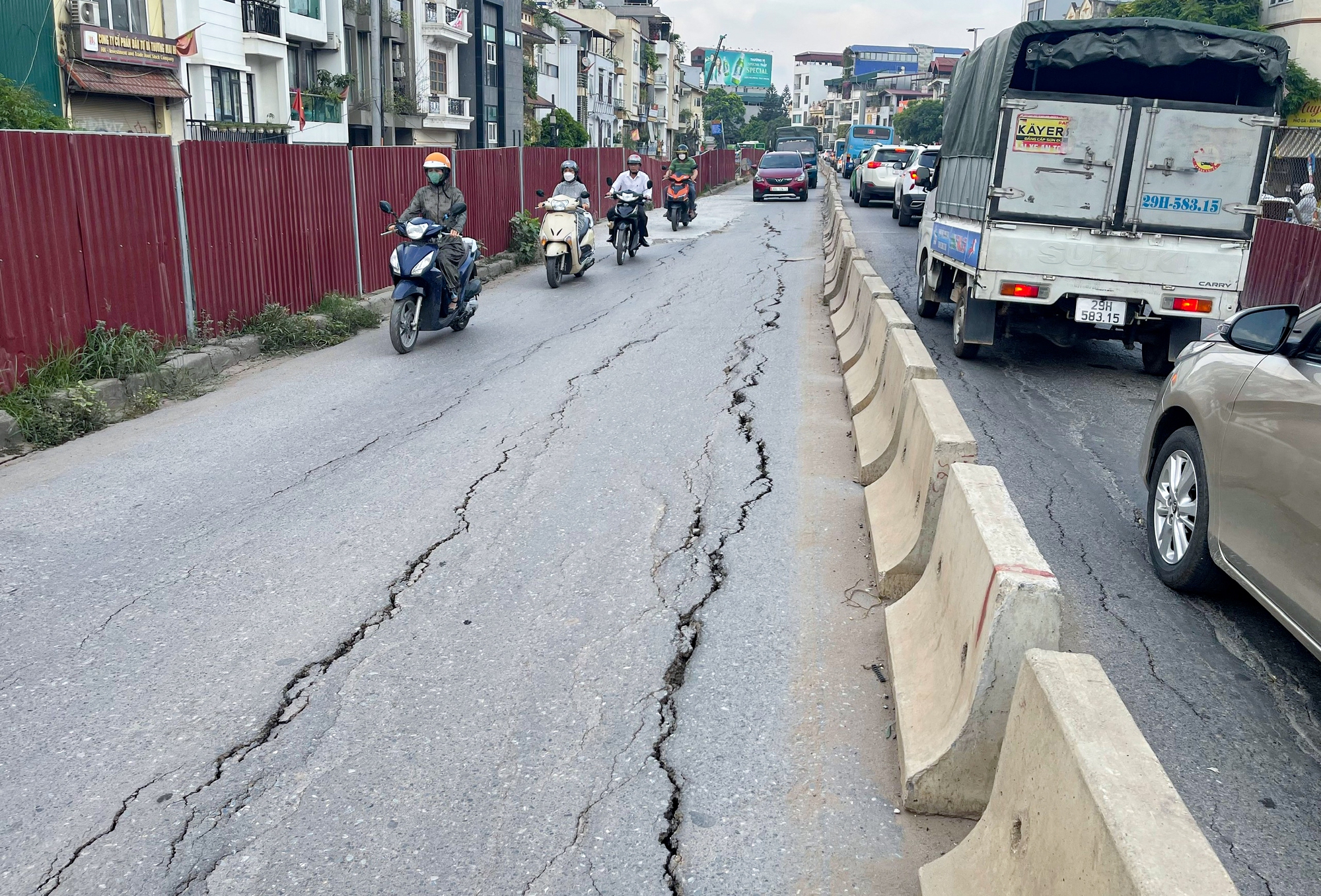 Hà Nội: Mặt đê Âu Cơ nứt toác khi dự án đang thi công - Ảnh 3.