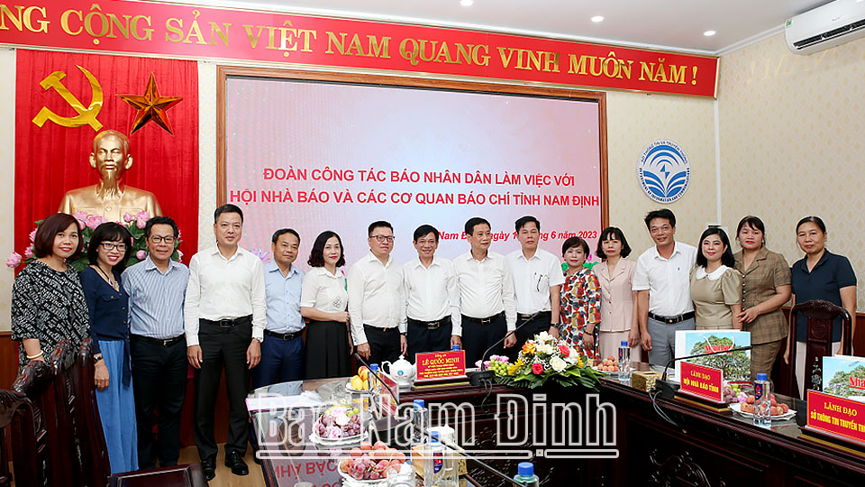 Đồng chí Lê Quốc Minh, Ủy viên BCH Trung ương Đảng, Tổng Biên tập Báo Nhân Dân, Phó Trưởng ban Tuyên giáo Trung ương, Chủ tịch Hội Nhà báo Việt Nam chụp ảnh lưu niệm với Ban chấp hành Hội Nhà báo tỉnh và các đồng chí lãnh đạo các cơ quan báo chí của tỉnh Nam Định. ảnh: Hoàng Tuấn Đt4