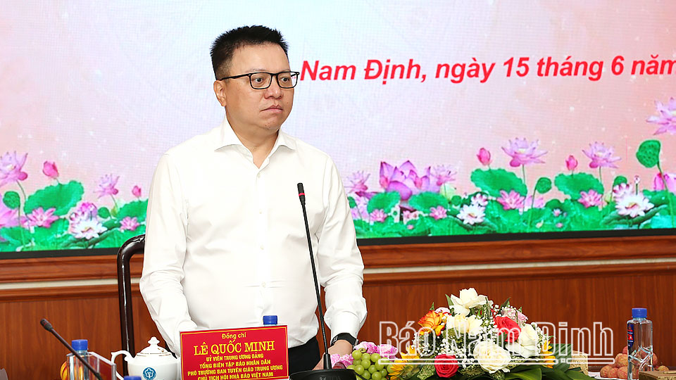 Đồng chí Lê Quốc Minh, Ủy viên BCH Trung ương Đảng, Tổng Biên tập Báo Nhân Dân, Phó Trưởng ban Tuyên giáo Trung ương, Chủ tịch Hội Nhà báo Việt Nam phát biểu tại buổi làm việc với Hội Nhà báo tỉnh và các cơ quan báo chí của tỉnh. 