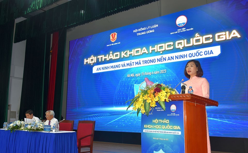 PGS,TS. Nguyễn Thị Trường Giang, Phó Giám đốc Học viện Báo chí và Tuyên truyền, Chủ nhiệm Đề tài KX04-32/21-25 phát biểu đề dẫn Hội thảo. (Nguồn: BTC)