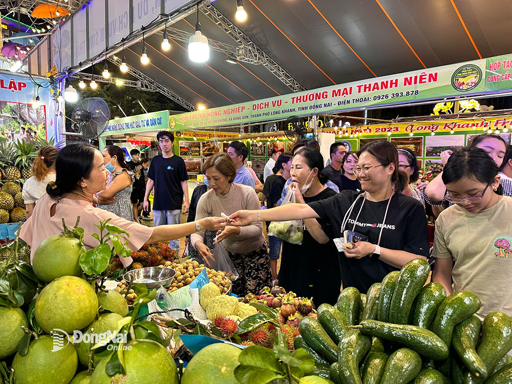 Khách tham quan gian hàng. Ảnh: Ngọc Liên