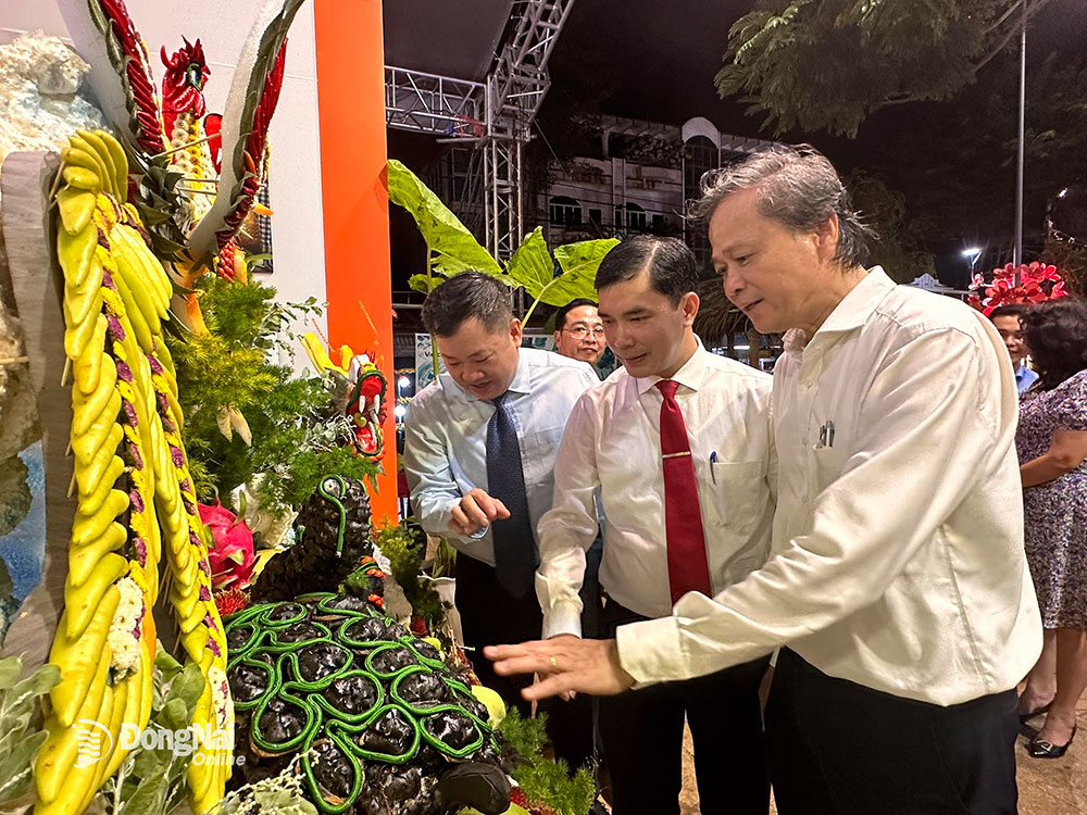 Các đại biểu tham quan gian hàng trái cây tại lễ hội Trái cây Long Khánh, Tuần lễ Tôn vinh trái cây và sản phẩm OCOP tỉnh Đồng Nai năm 2023. Ảnh: Ngọc Liên