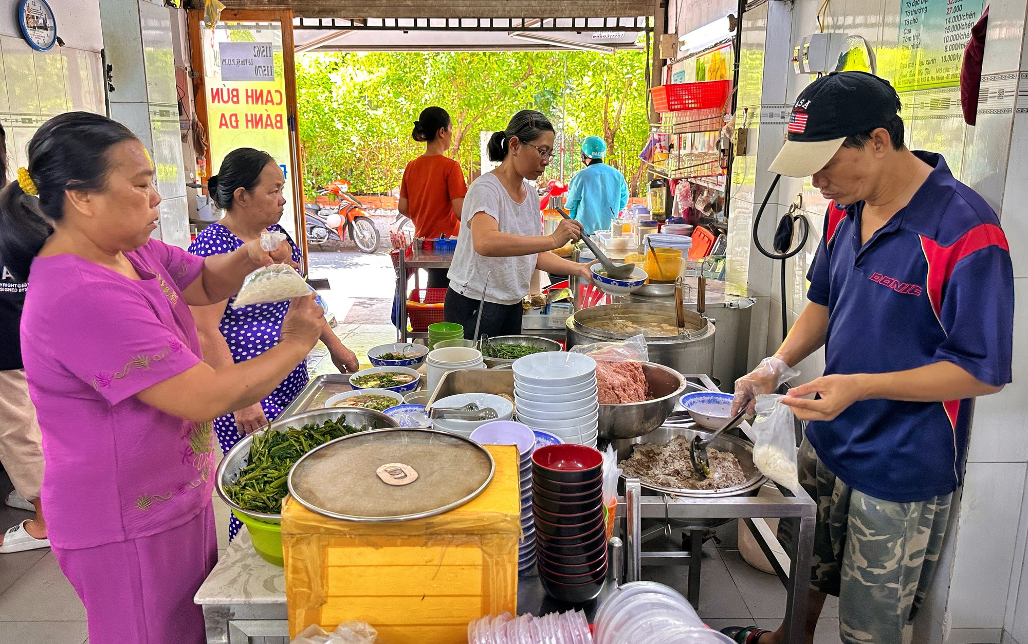 Canh bún ‘nhiều tên gọi nhất TP.HCM’: 8 con kế thừa gia tài 40 năm của mẹ - Ảnh 3.