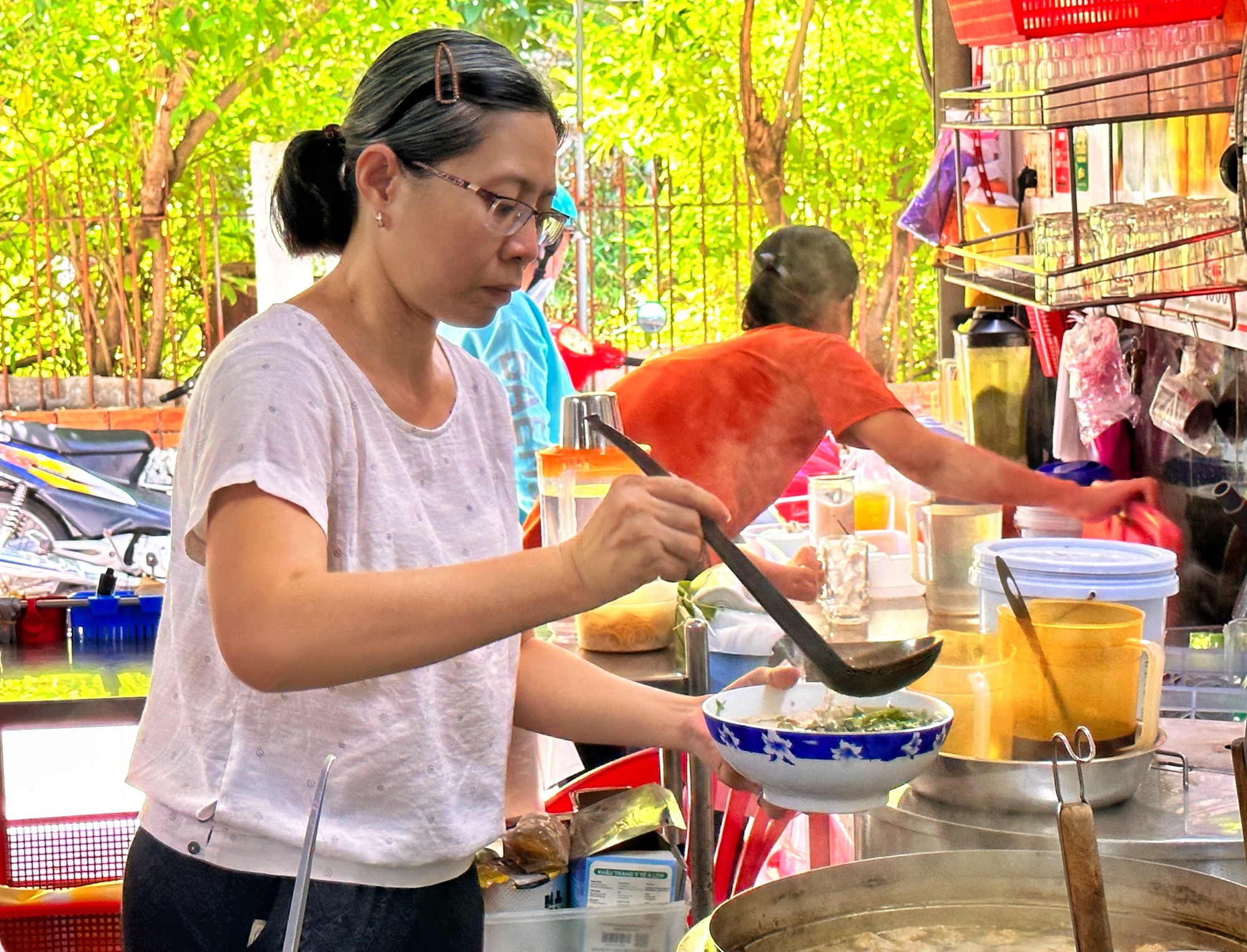 Canh bún ‘nhiều tên gọi nhất TP.HCM’: 8 con kế thừa gia tài 40 năm của mẹ - Ảnh 11.