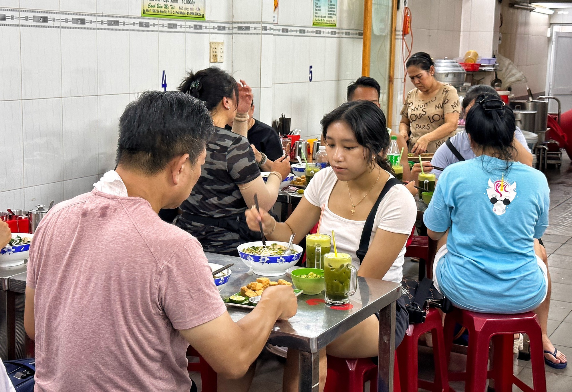 Canh bún ‘nhiều tên gọi nhất TP.HCM’: 8 con kế thừa gia tài 40 năm của mẹ - Ảnh 16.