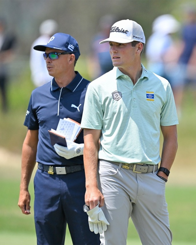 Brennan đứng cạnh thần thượng Rickie Fowler ở vòng thử sân Bắc par70 thuộc Los Angeles Country Club trước thềm US Open 2023. Ảnh: PGA Tour